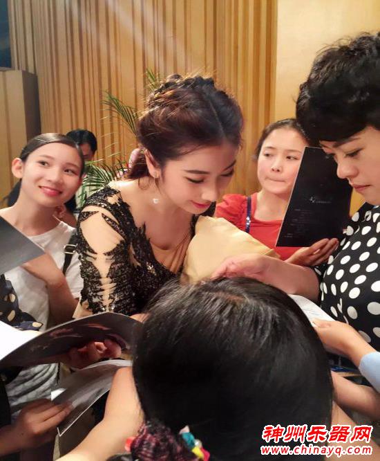 惊艳 美女古筝演奏家崔衫独奏音乐会圆满成功