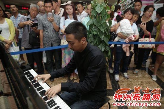 用音乐为患者疗伤 钢琴小提琴走进医院