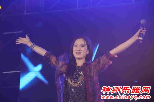 龙梅子热衷公益 携手乐队献唱兰州音乐节