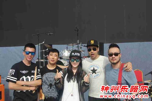 龙梅子热衷公益 携手乐队献唱兰州音乐节