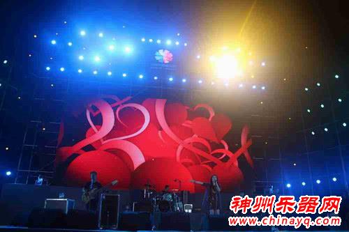 龙梅子热衷公益 携手乐队献唱兰州音乐节