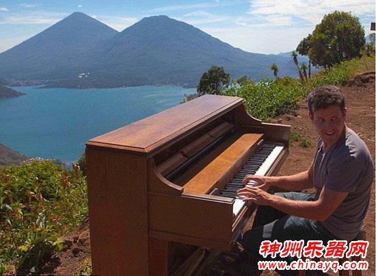 够任性！美国男子辞职带钢琴和爱犬周游世界