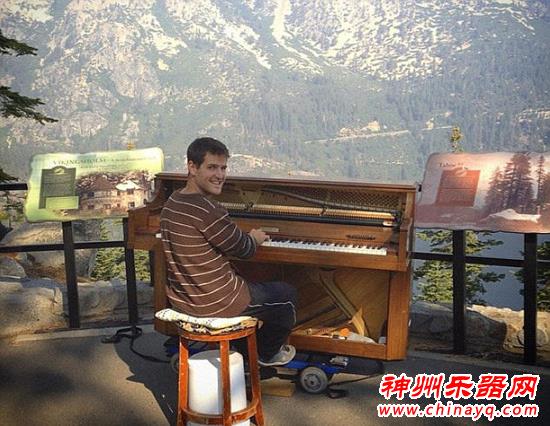 够任性！美国男子辞职带钢琴和爱犬周游世界