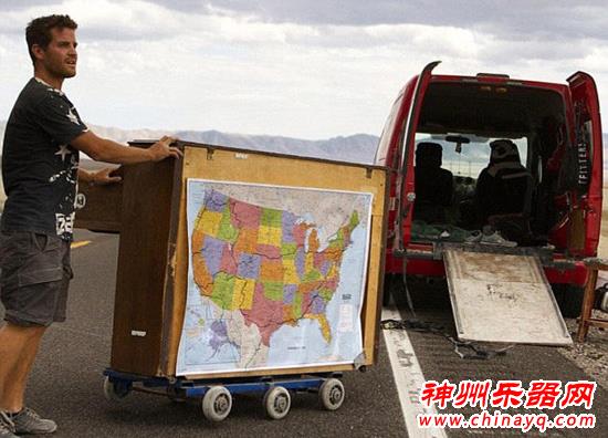 够任性！美国男子辞职带钢琴和爱犬周游世界