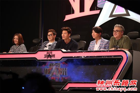 TFboys编舞现身星动亚洲 弹吉他破音走调