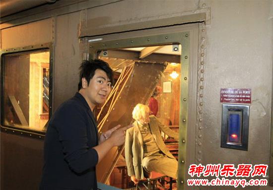 朗朗引爆法兰西国庆夜 登顶埃菲尔铁塔揭示内部构造