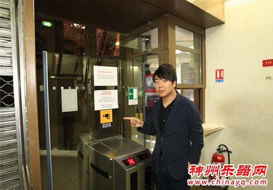 朗朗引爆法兰西国庆夜 登顶埃菲尔铁塔揭示内部构造