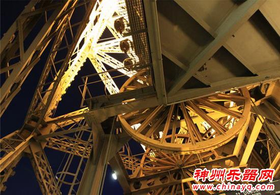 朗朗引爆法兰西国庆夜 登顶埃菲尔铁塔揭示内部构造