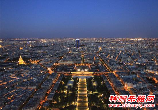 朗朗引爆法兰西国庆夜 登顶埃菲尔铁塔揭示内部构造