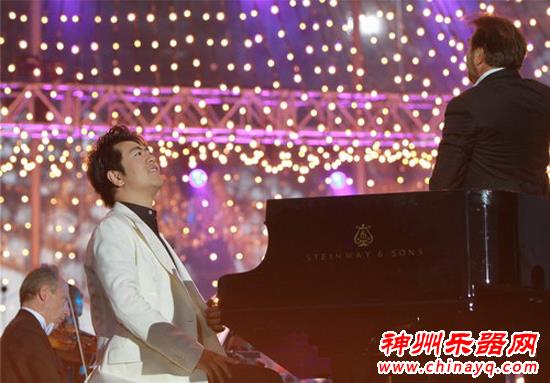 朗朗引爆法兰西国庆夜 登顶埃菲尔铁塔揭示内部构造