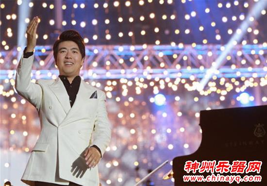 朗朗引爆法兰西国庆夜 登顶埃菲尔铁塔揭示内部构造