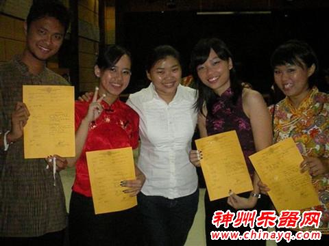 马来西亚巫裔男生苦学古筝  华裔老师耐心讲解