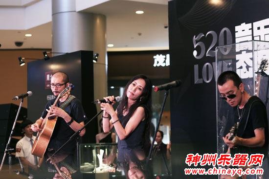 摇滚歌手姜昕助阵深圳周大福钻石吉他展(图)