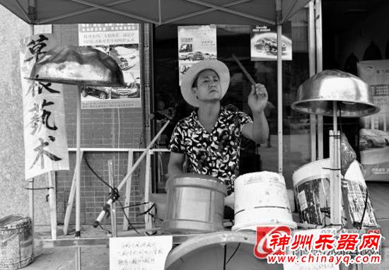 怀化一市民变废为宝 超级“架子鼓”演绎草根艺术