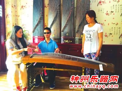 记者走进“古筝天才”-盲童龚朴的音乐之旅