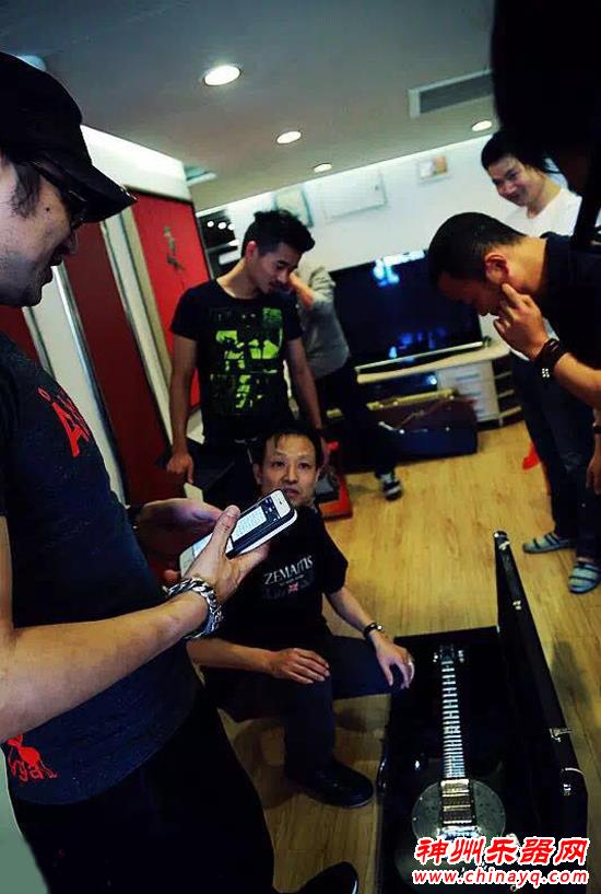 汪峰录制新专辑 录音室变成“吉他博物馆”