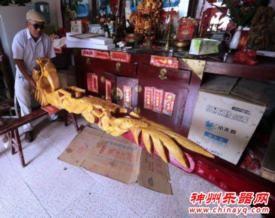 残疾老人制作巨型二胡 挑战吉尼斯记录