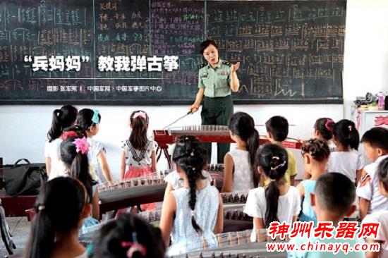 军妈妈 教留守儿童弹古筝