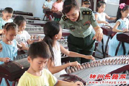 军妈妈 教留守儿童弹古筝