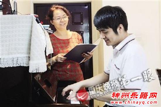 妈妈是儿子的双眼：陪伴失明儿子学钢琴