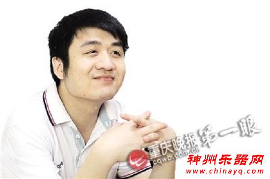 妈妈是儿子的双眼：陪伴失明儿子学钢琴