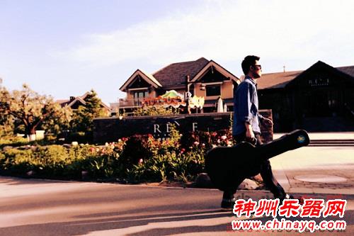 “吉他男神”李延亮 一个人的旅途