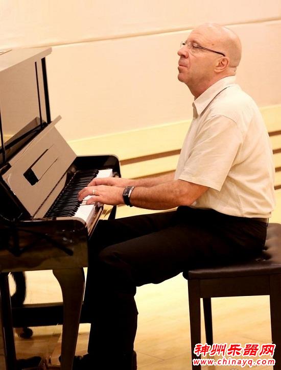 尚雯婕签约世界钢琴大师尚•马龙 跨界合创电子大碟