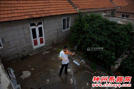 生物学硕士住简陋房卖小提琴(图)