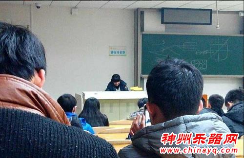 会在课堂上给学生弹奏钢琴的老师