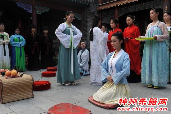 别开生面：古琴女学员演绎周代成人礼