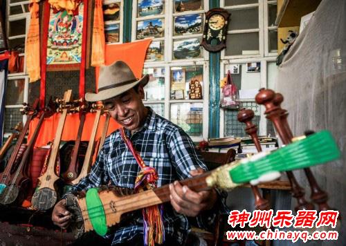 西藏的传统乐器——扎念（图）