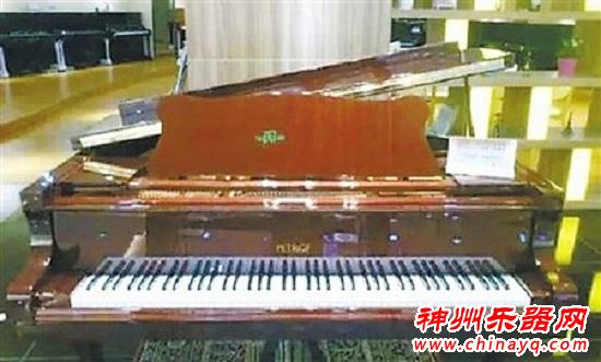 熊孩子可乐泼钢琴家长赔19.8万元 琴行称是假消息