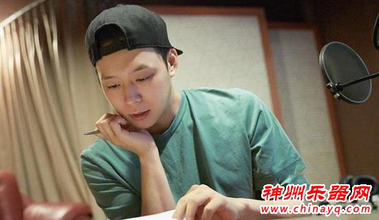 朴有天为纪录片无偿献声 八年后重逢失明钢琴少女