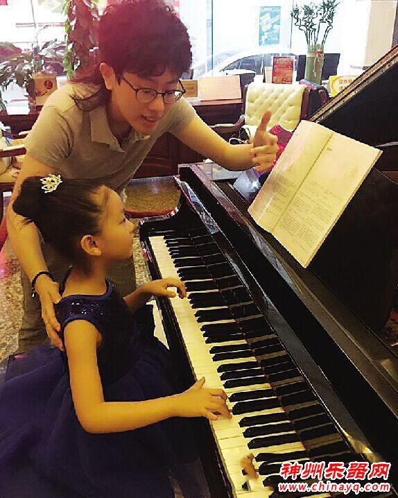 第八届上海国际青少年钢琴大赛落幕 郎朗的导师为株洲6岁女孩颁奖