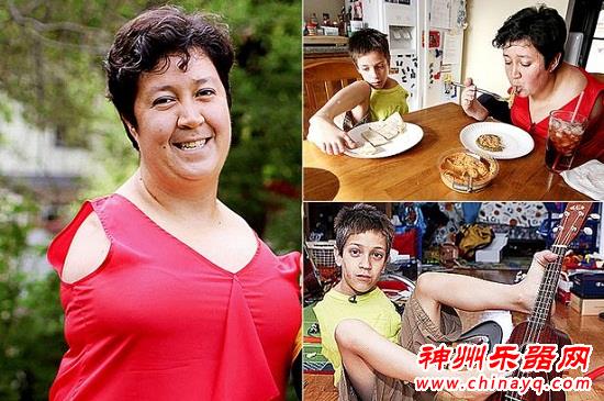 有一种感动叫身残志坚--无臂母子弹吉他