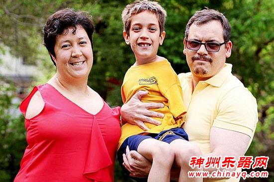 有一种感动叫身残志坚--无臂母子弹吉他