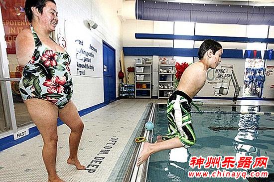 有一种感动叫身残志坚--无臂母子弹吉他