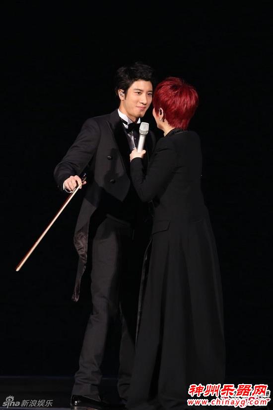 王力宏小提琴伴奏献艺不献声 携爱妻看江蕙演唱会（图）