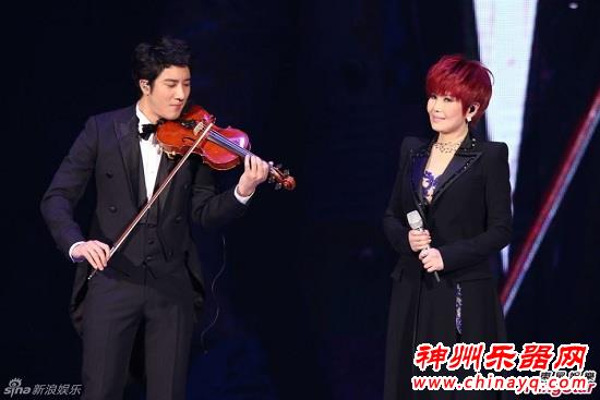 王力宏小提琴伴奏献艺不献声 携爱妻看江蕙演唱会（图）
