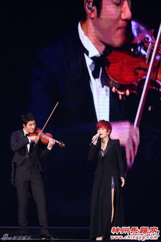 王力宏小提琴伴奏献艺不献声 携爱妻看江蕙演唱会（图）