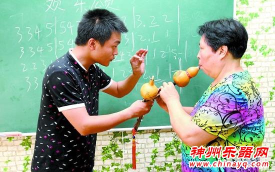 65岁老奶奶痴迷葫芦丝 老师单独“开小灶”