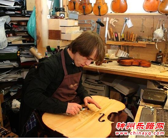 追求源于热爱 比利时小提琴手梦圆英国（图）