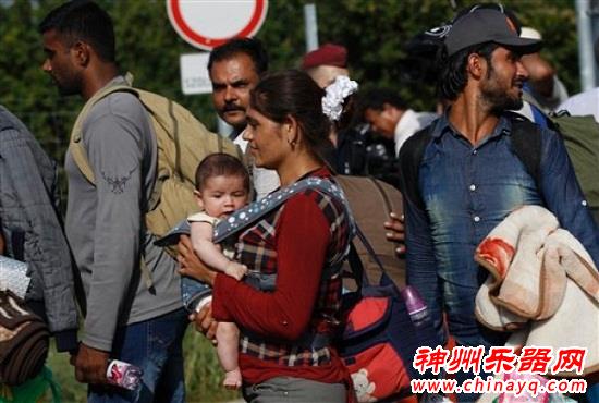 灾难不能毁灭梦想：13岁难民警察盾牌阵前拉小提琴