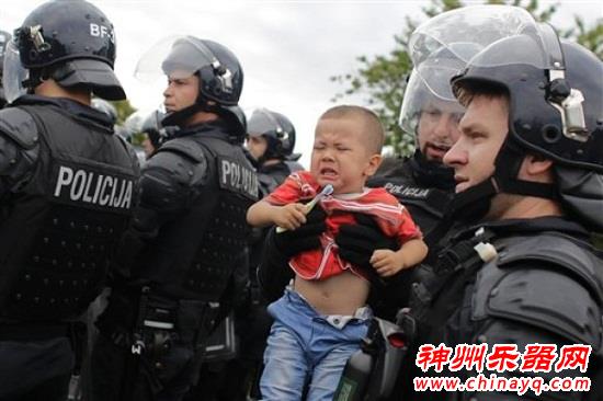 灾难不能毁灭梦想：13岁难民警察盾牌阵前拉小提琴