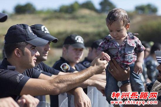 灾难不能毁灭梦想：13岁难民警察盾牌阵前拉小提琴