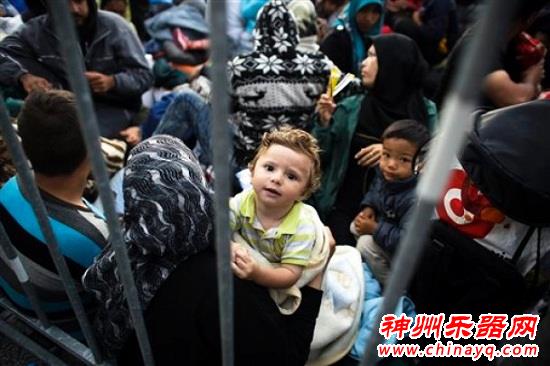 灾难不能毁灭梦想：13岁难民警察盾牌阵前拉小提琴