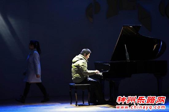 看钢琴医生如何给钢琴“治病”