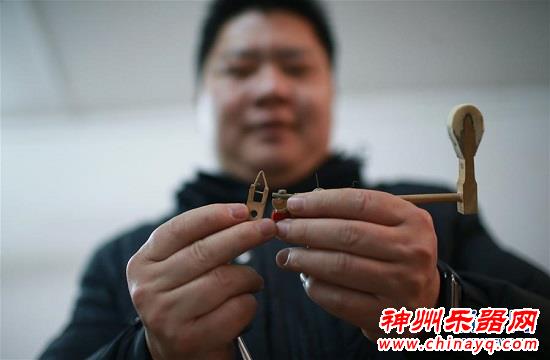 看钢琴医生如何给钢琴“治病”