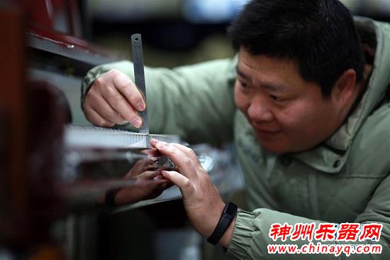 看钢琴医生如何给钢琴“治病”