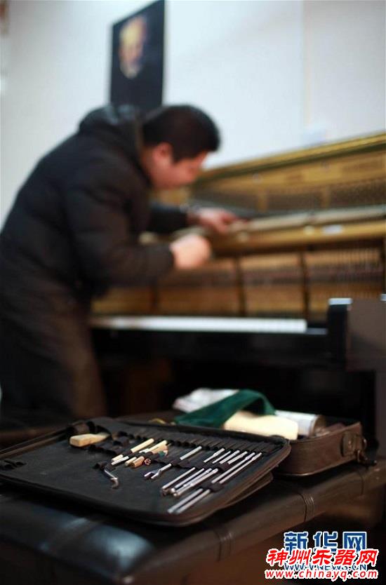 看钢琴医生如何给钢琴“治病”